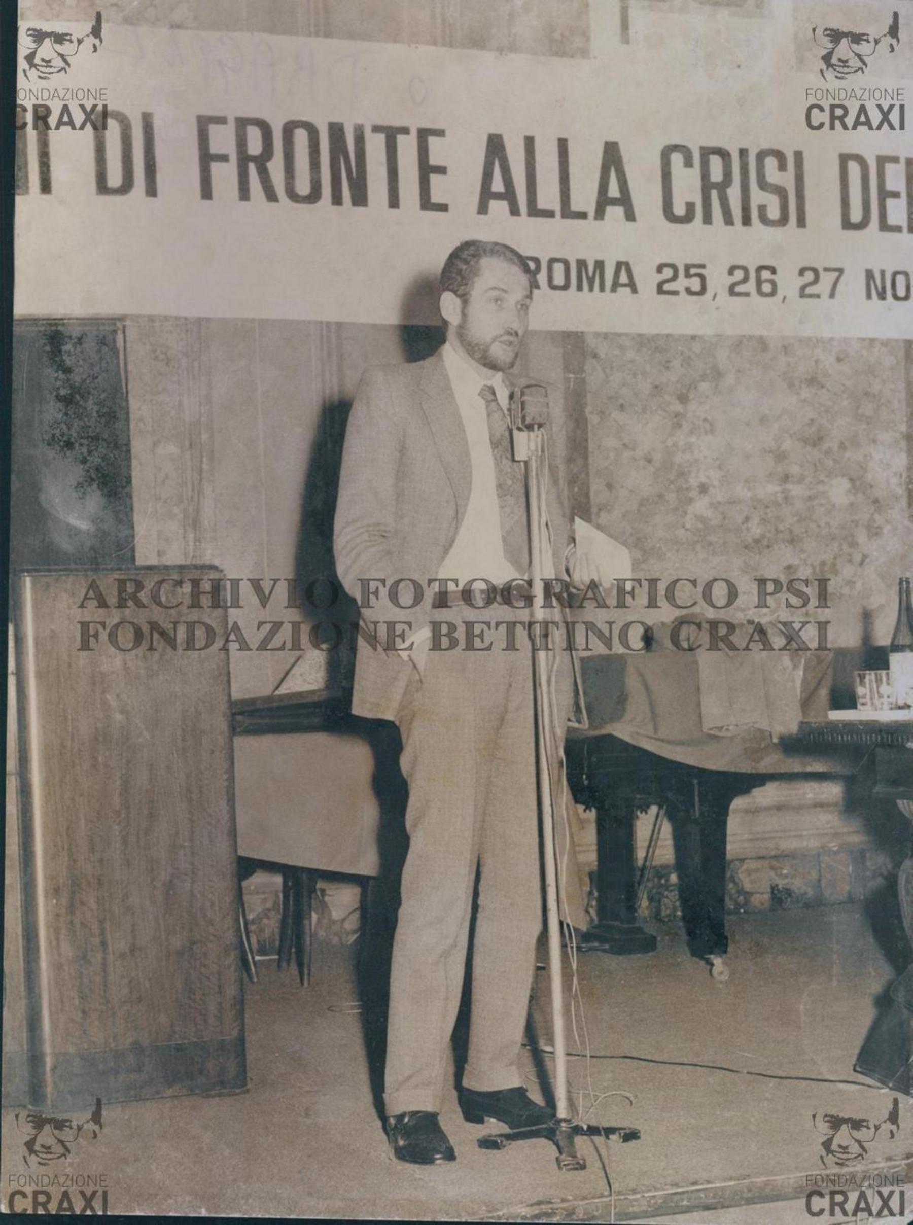 Umberto Dragone in piedi al microfono, 1980